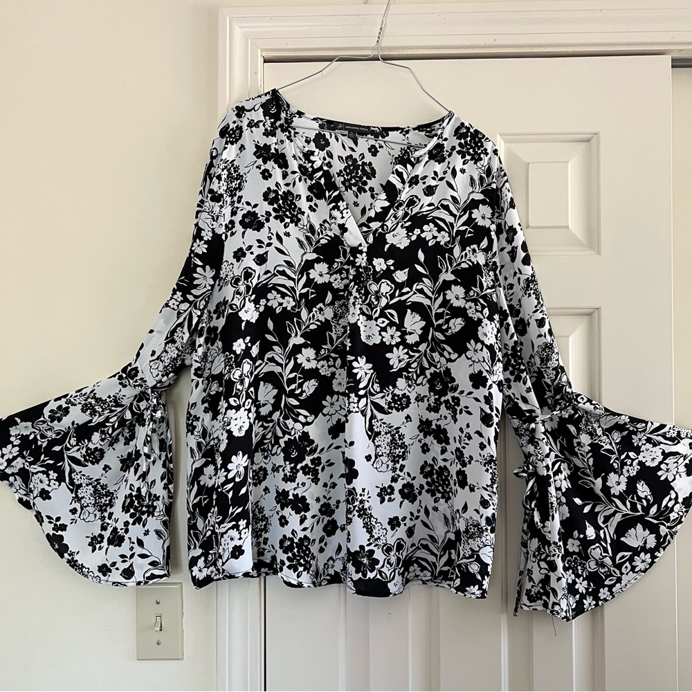 Adrianna Papell Black and White XL floral blouse.